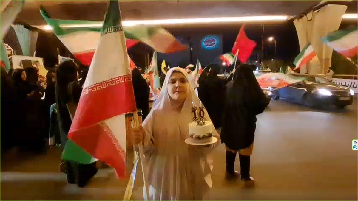 باشگاه خبرنگاران -فوت کردن شمع کیک تولد دانش آموز قمی در تجمع شبانه + فیلم