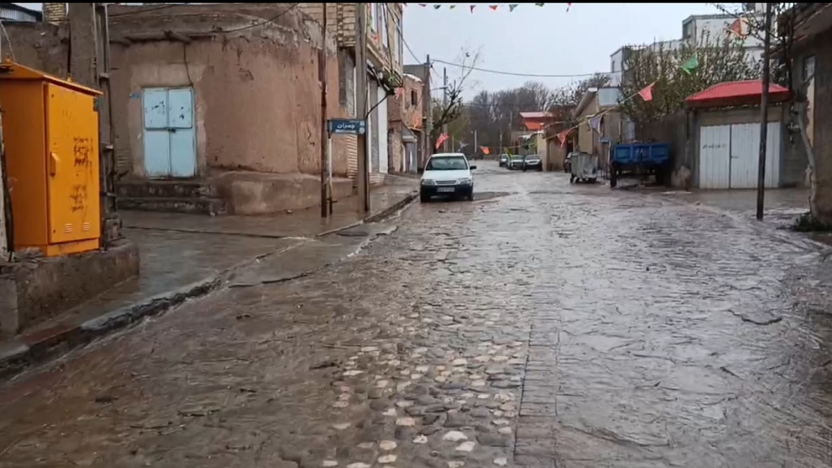 باشگاه خبرنگاران -بارش باران در روستای توآباد+ فیلم