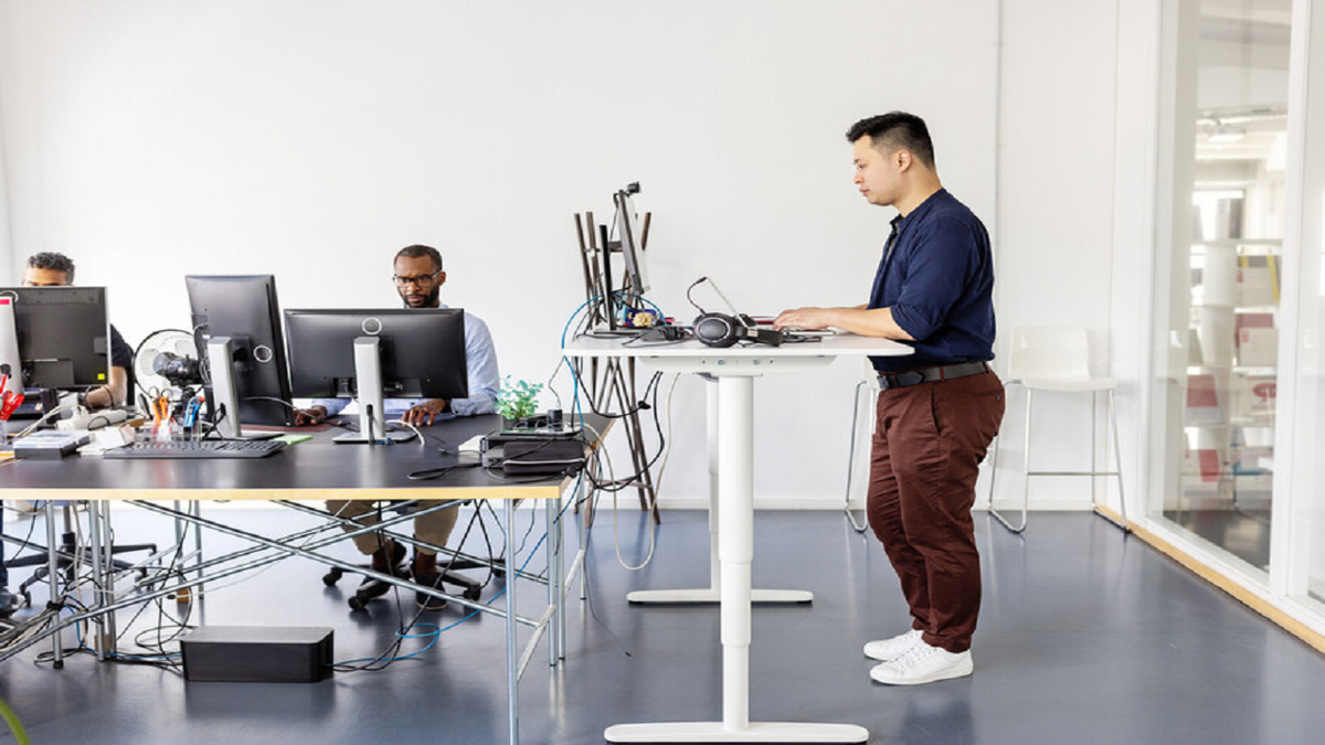 باشگاه خبرنگاران -نشستن یا ایستادن زیاد؛ کدام برای سلامتی شما خطرناک‌تر است؟