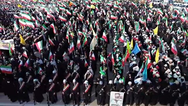 وقتی ایران در مصلای کرمان قامت کشید + فیلم و عکس