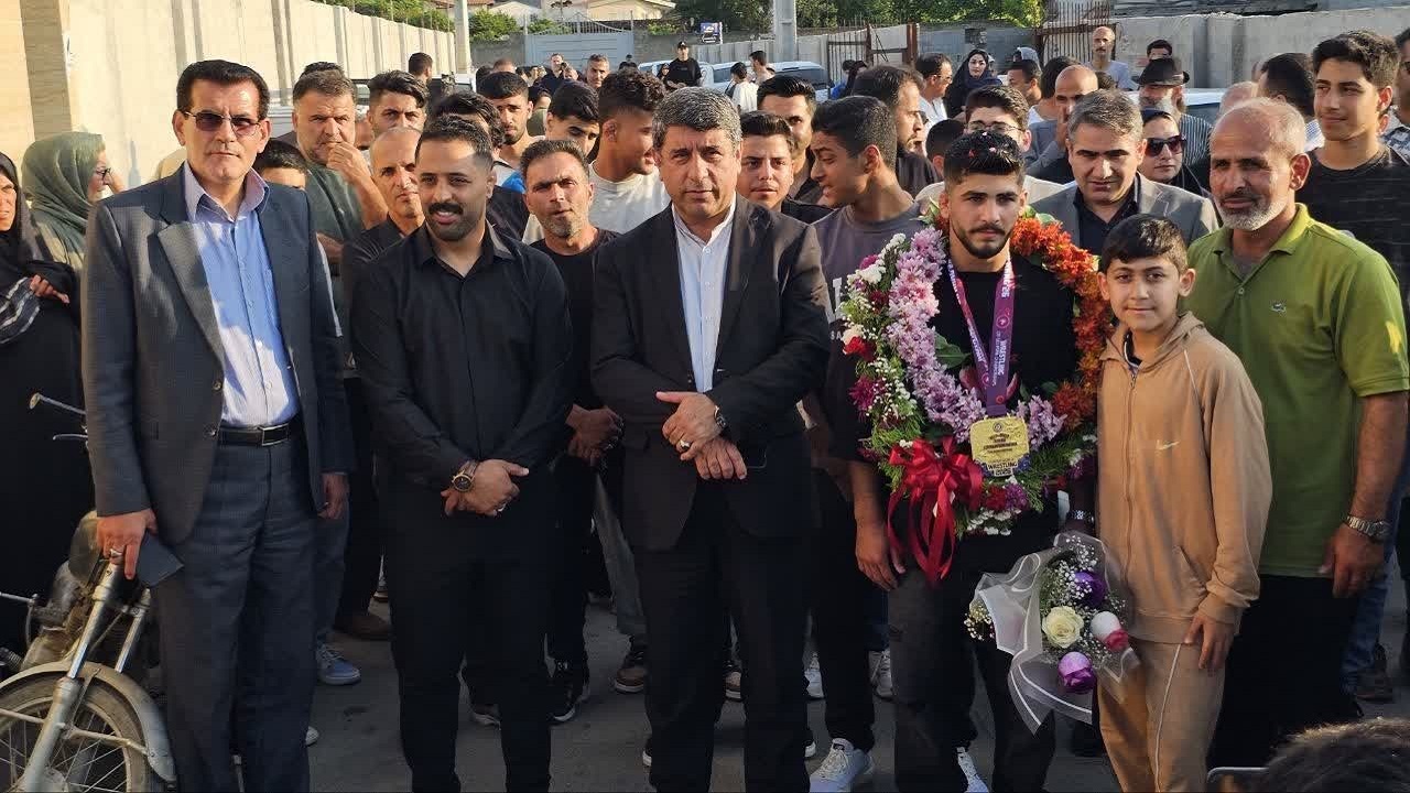 استقبال از قهرمان کشتی آسیا در هادی‌شهر + فیلم