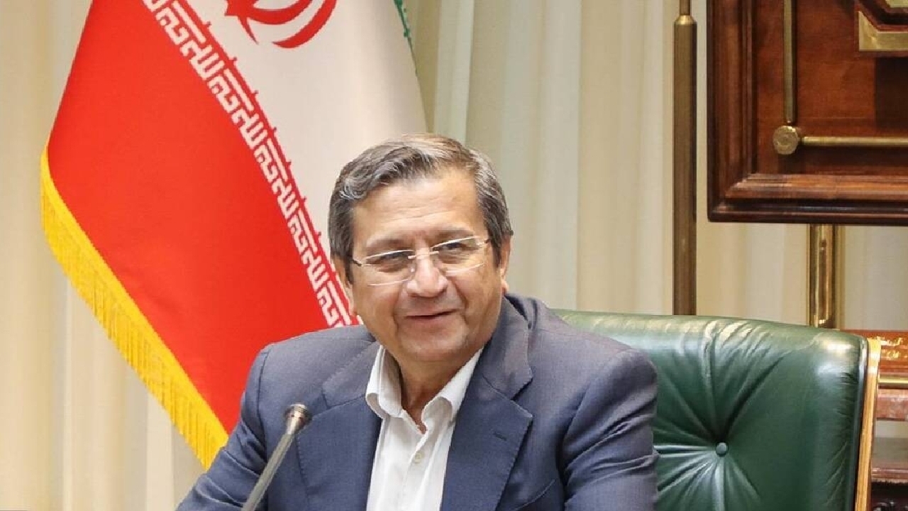 همتی: بانک‌ها همزمان با کنترل نقدینگی بر تأمین مالی تولید متمرکز شوند