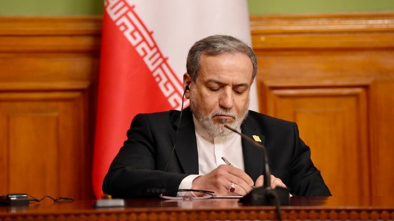 بزرگداشت یاد کودکان شهید میناب توسط عراقچی: داغ ناتمام میناب