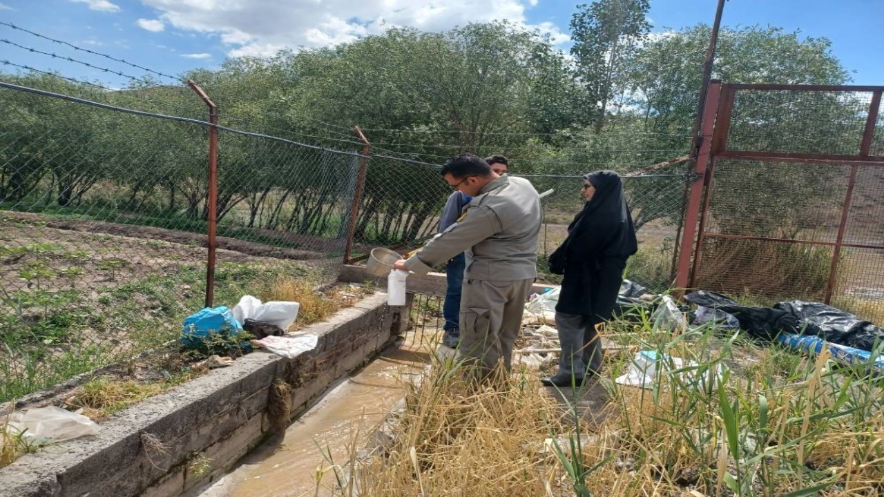 انجام نمونه‌برداری از پساب خروجی کارخانه آبمیوه نوشینه خوی