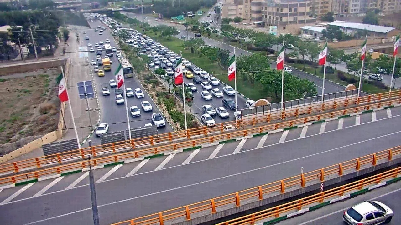 ترافیک پرحجم درجاده هراز وآزادراه‌های منتهی به تهران