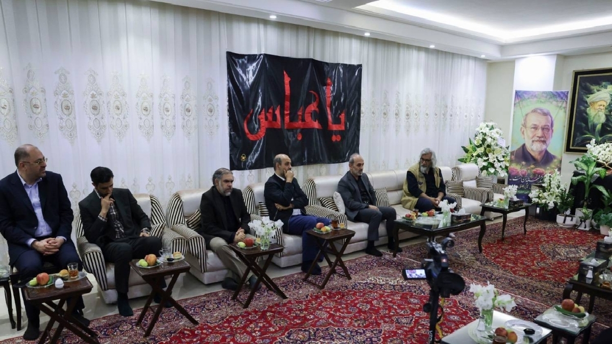 باشگاه خبرنگاران -حضور رئیس رسانه ملی در منزل شهید لاریجانی