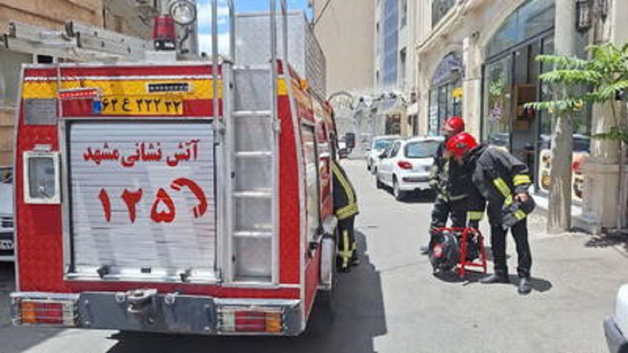 مهار آتش‌سوزی مجتمع تجاری در مشهد و نجات ساکنان ۲۰ واحد مسکونی