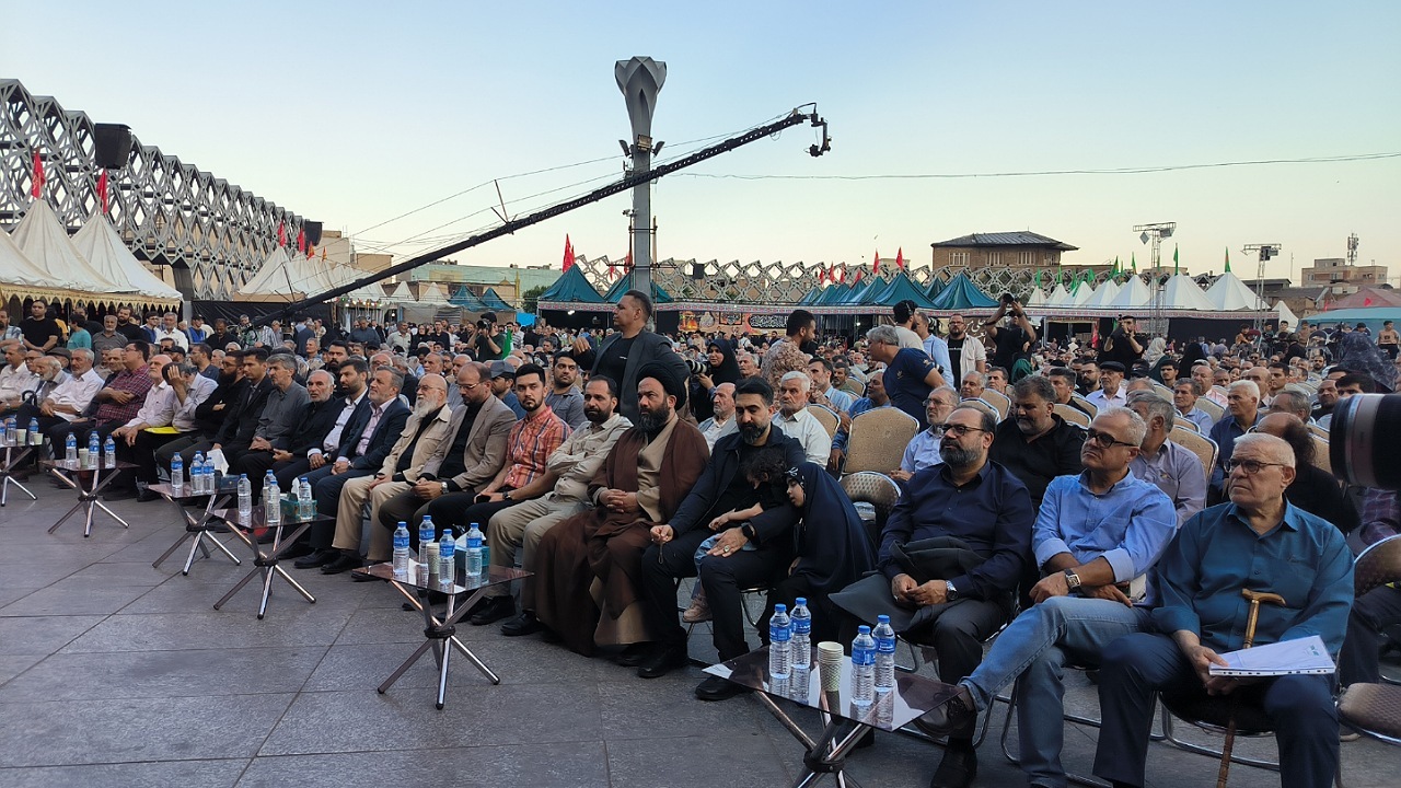 افتتاح نمایشگاه «عطر سیب» در میدان امام حسین (ع)