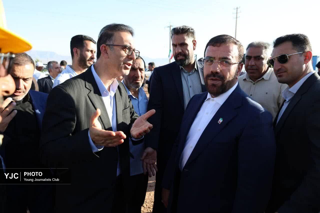 گامی بلند در توسعه انرژی‌های پاک/افتتاح نیروگاه خورشیدی ۵ مگاواتی شهر دراک در سروستان