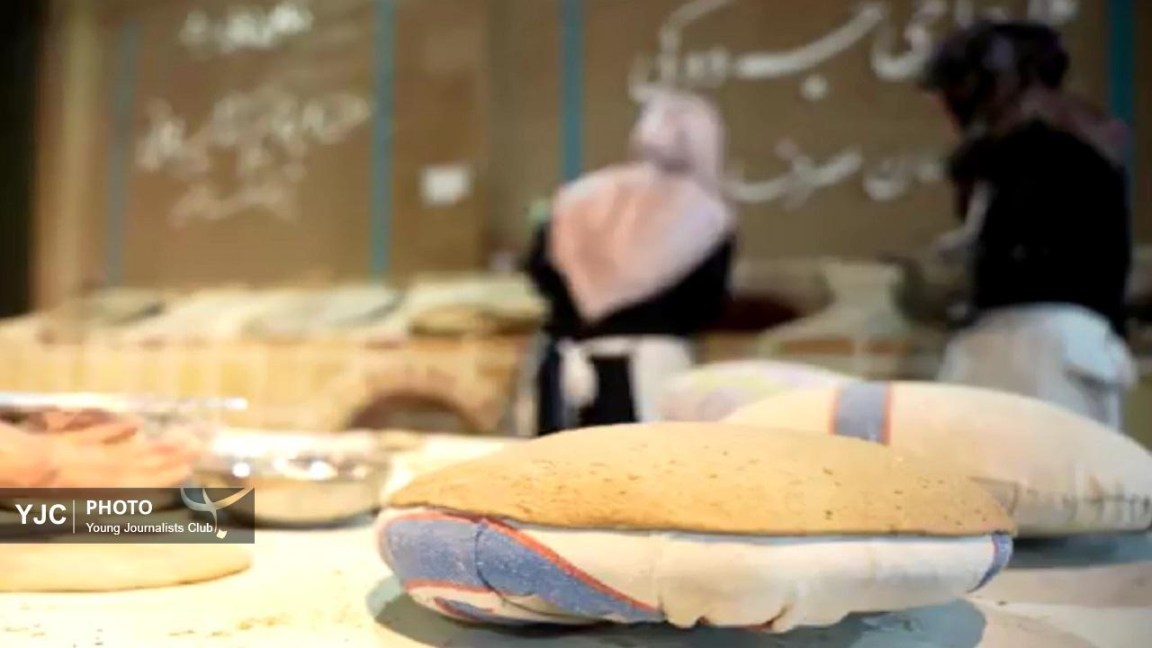 پخت نان برای رزمندگان میدان نبرد با دستان خانواده شهدا در قم