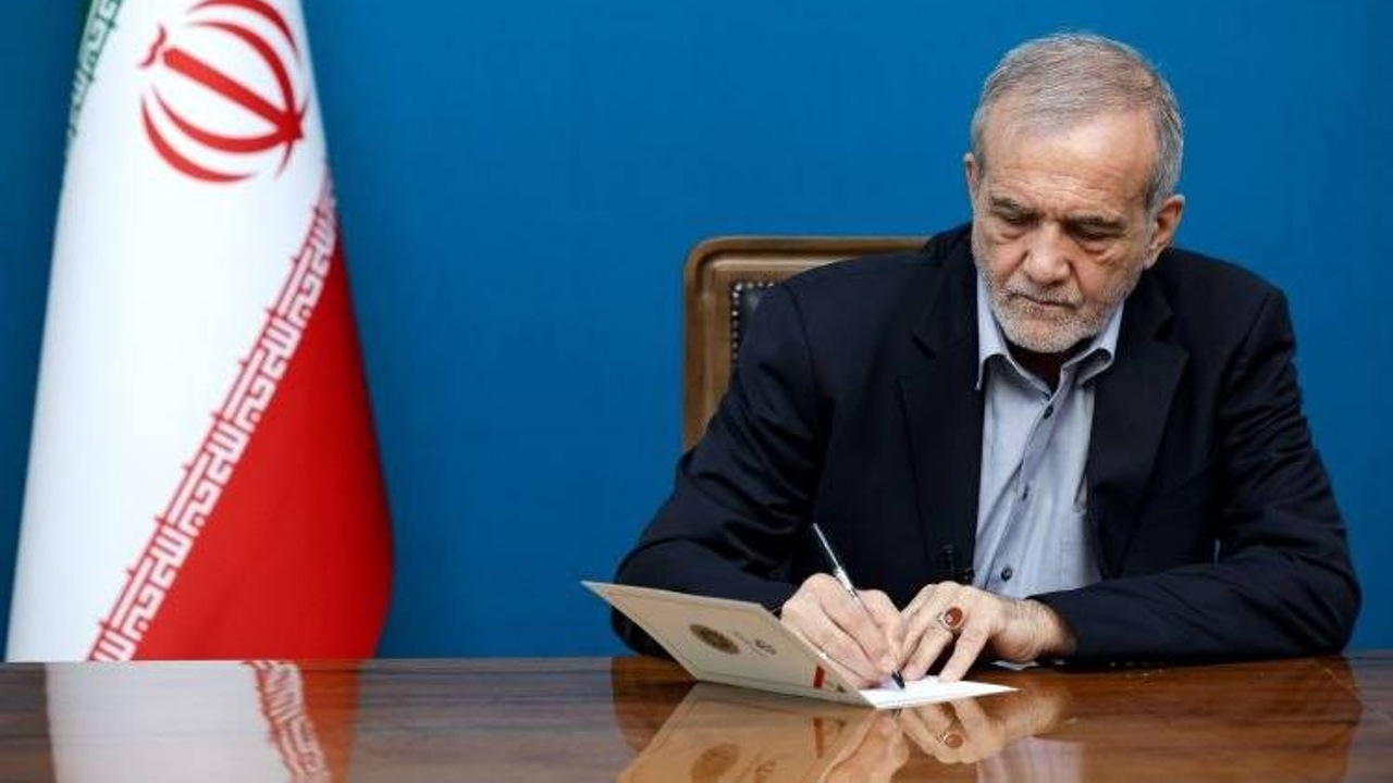پزشکیان در پیامی فرا رسیدن روز ملی روسیه را تبریک گفت