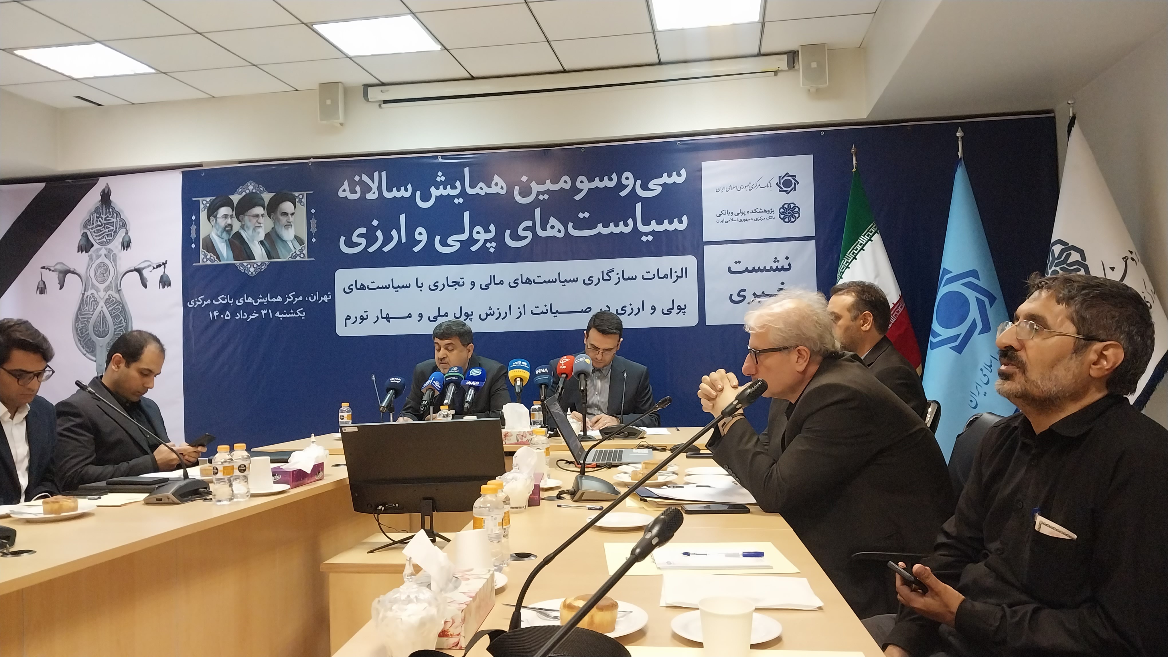 کنترل تورم و صیانت از ارزش پول ملی نیازمند انضباط آهنین در تمام بخش‌های اقتصادی است/ تبدیل شدن به قلک کسری بودجه خط قرمز بانک مرکزی 