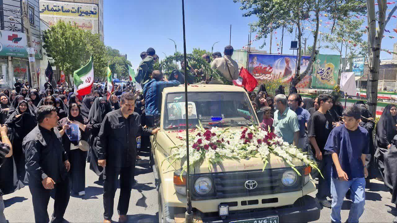 نمایی از آرامگاه ابدی شهید والامقام «امیرطا‌ها محمدی» در کنار شهدای ماهدشت