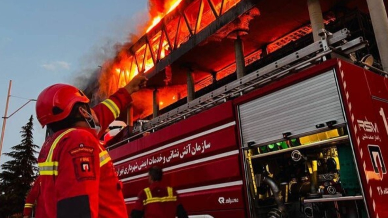 حریق در نمای یکی از برج‌های چیتگر/ آتش اطفا شد و عملیات جست‌و‌جو و تخلیه دود ادامه دارد