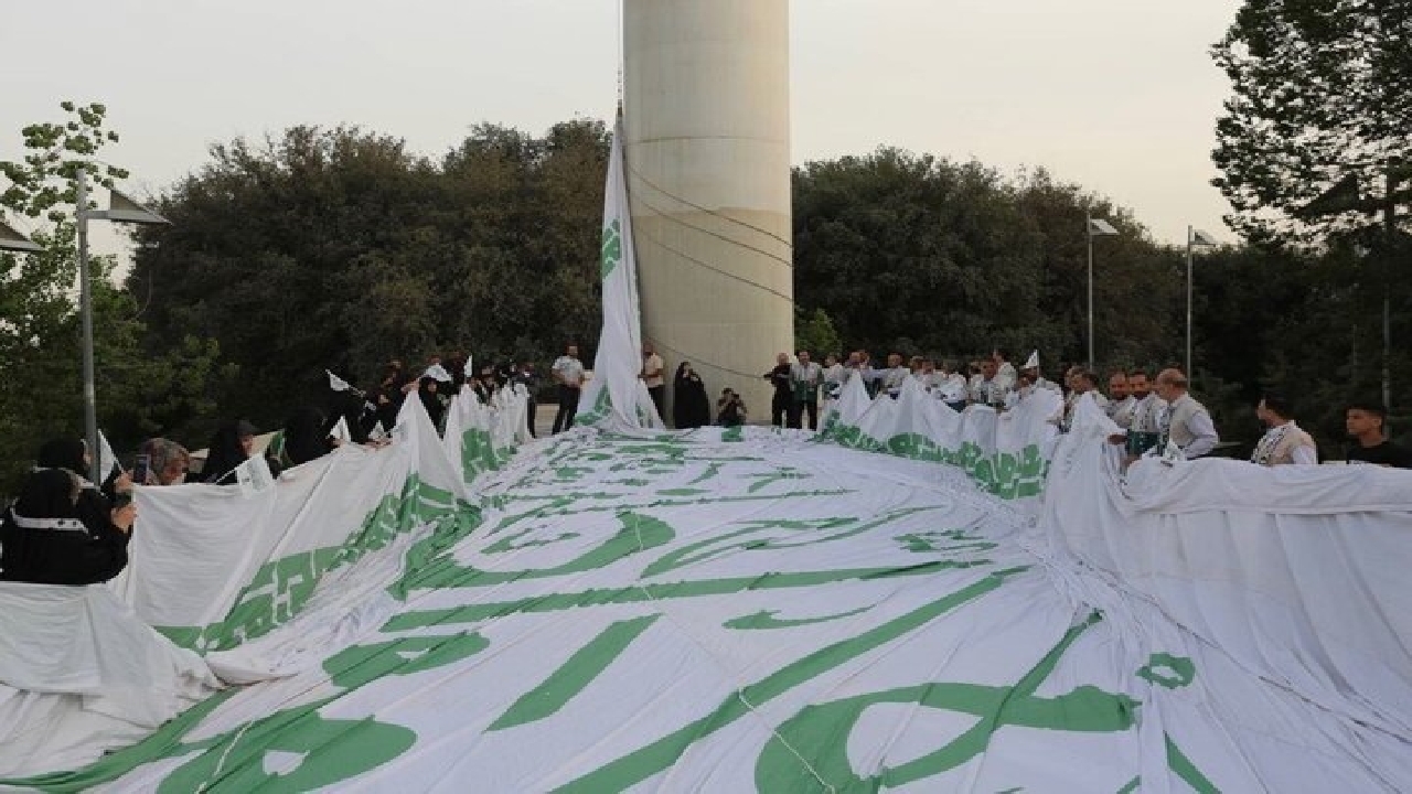 اهتزاز بزرگترین پرچم علوی در تهران همزمان با ۱۱۰ نقطه در جهان 