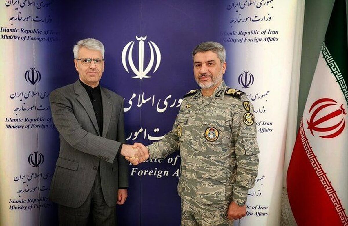 باشگاه خبرنگاران -دیدار سخنگوی ارتش و بقایی؛ دیپلماسی و میدان دوشادوش یکدیگر برای ایران