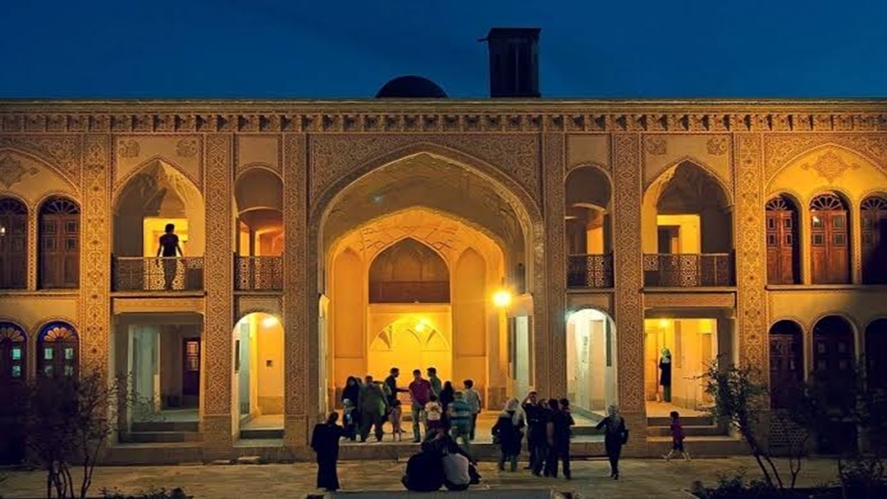 بناهای تاریخی کاشان همزمان با تشییع پیکر رهبر شهید انقلاب تعطیل شد