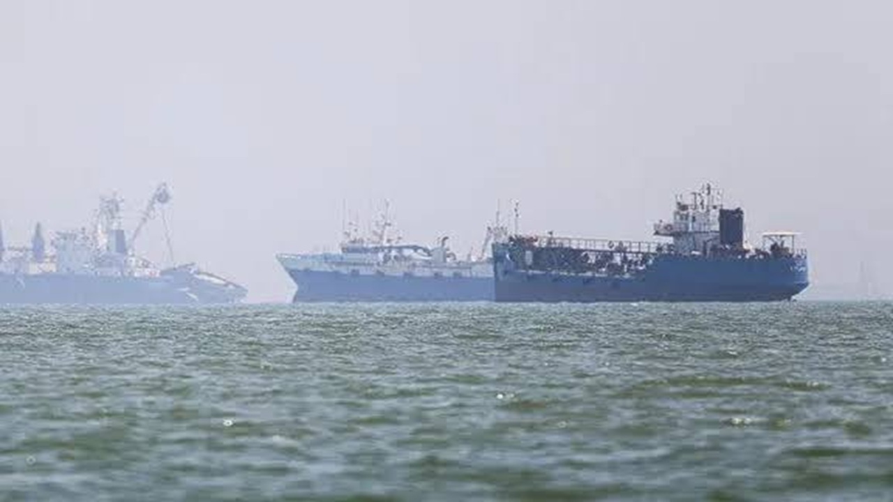 تلاش ناکام کشتی خارجی در تنگه هرمز + فیلم