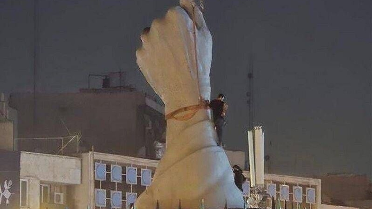 المان «مشت گره‌کرده» در میدان انقلاب تهران نصب شد