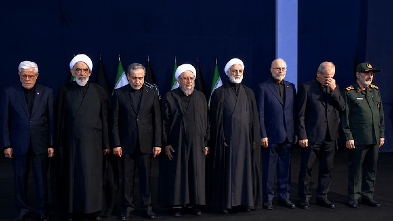 حضور سران سه قوه و جمعی از مسئولان نظام در مصلای تهران برای ادای احترام به پیکر رهبر شهید انقلاب اسلامی