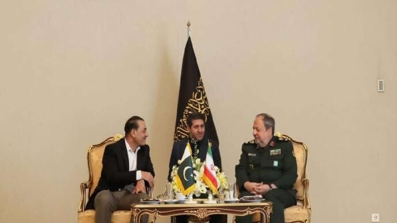 سرپرست وزارت دفاع: ایران و پاکستان می‌توانند پایه‌گذار ترتیبات امنیتی جدید در منطقه باشند