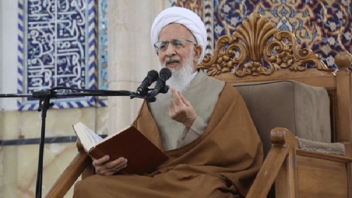 باشگاه خبرنگاران -آیت‌الله جوادی آملی بر پیکر رهبر شهید در قم نماز می‌خواند