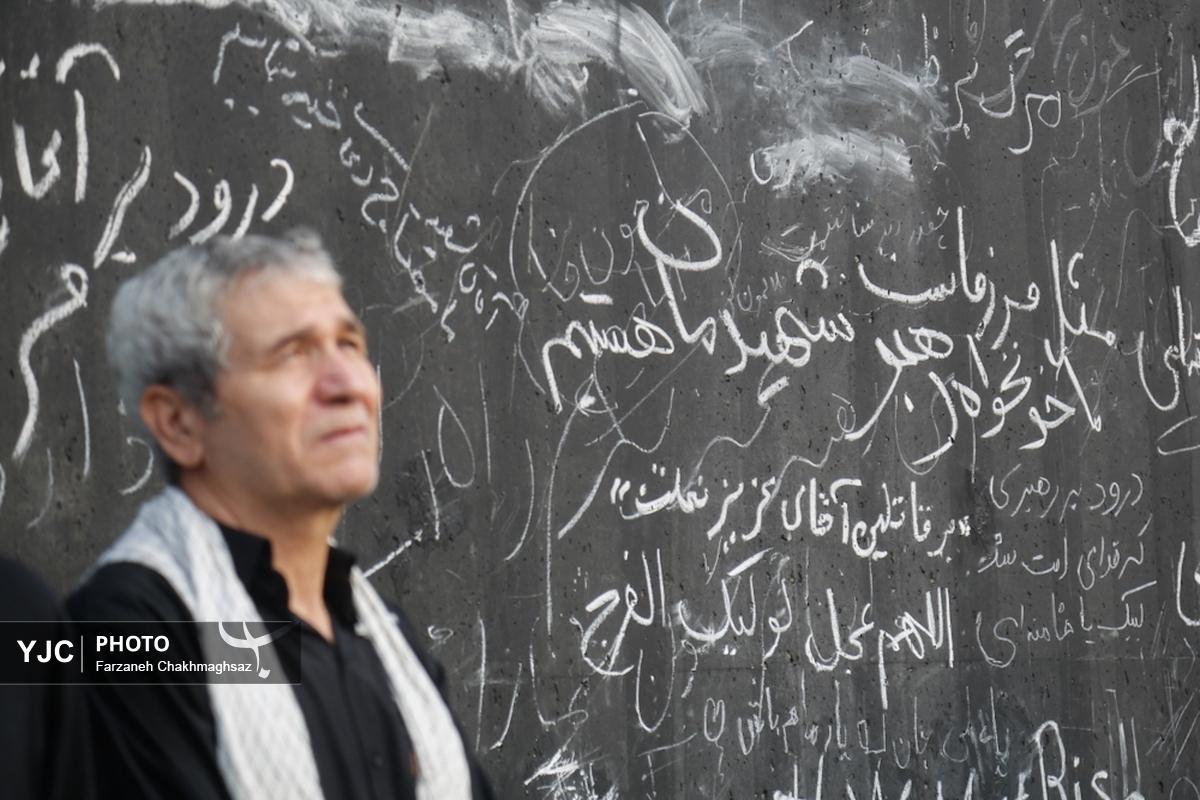 حضور شبانه مردم در مراسم وداع با رهبر شهید انقلاب اسلامی در مصلای تهران