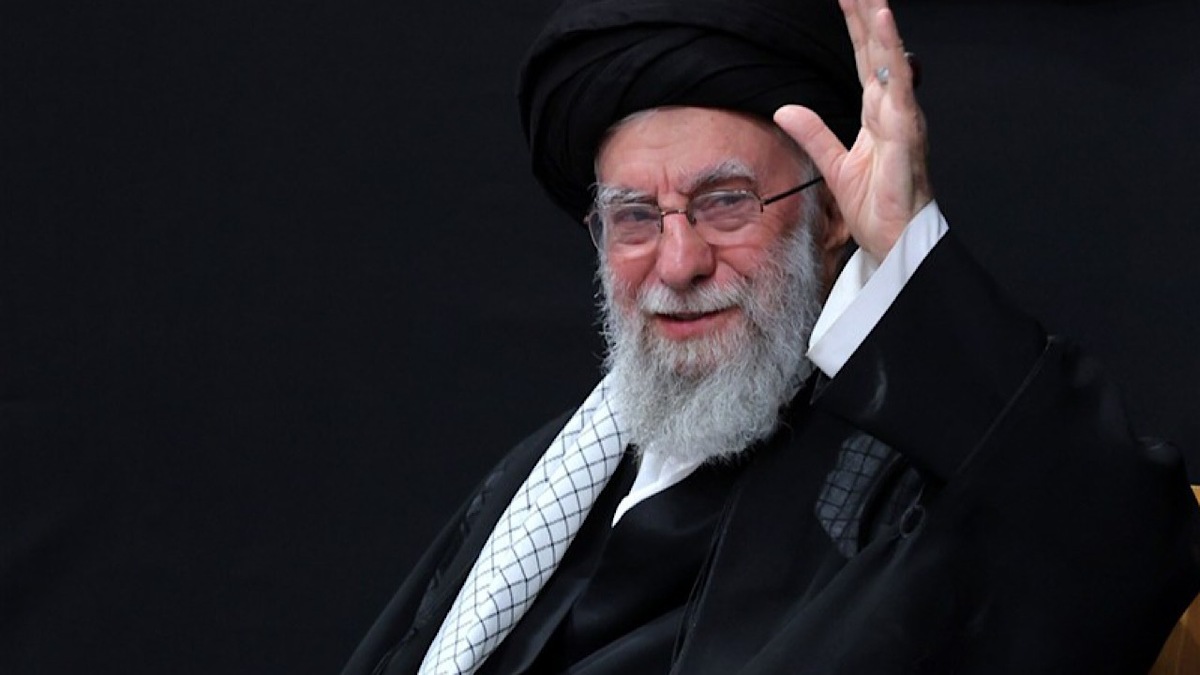 باشگاه خبرنگاران -آیت‌الله سبحانی نماز را بر پیکر امام شهید انقلاب اقامه می‌کند