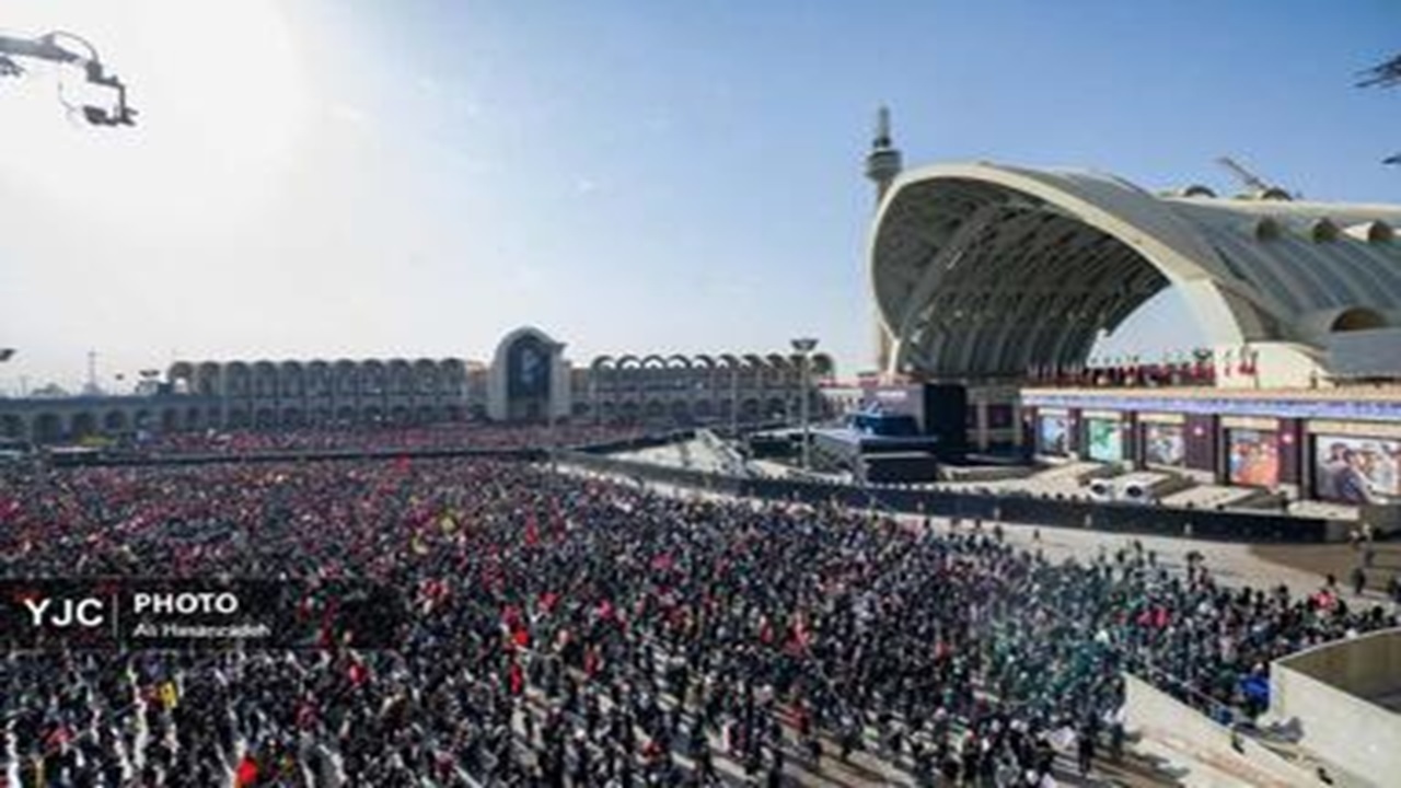 تصاویر هوایی از خیل جمعیت نمازگزاران در مصلی تهران + فیلم