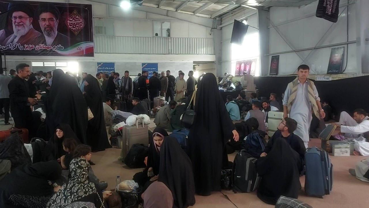 ۱۵۰۰ مهمان افغانستانی برای شرکت در مراسم تشییع رهبر شهید وارد دوغارون شدند