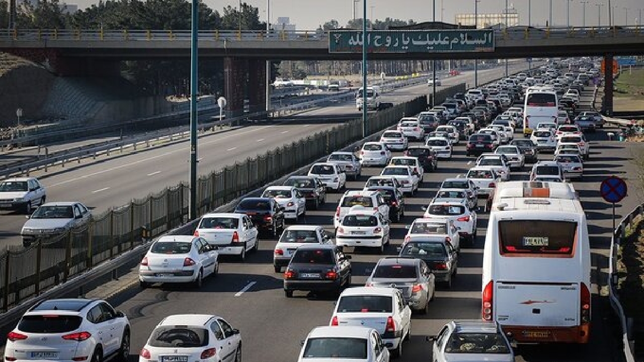 آزادراه تهران–قم پرترددترین محور کشور/ تردد ناوگان سنگین در مبادی ورودی استان قم ممنوع است