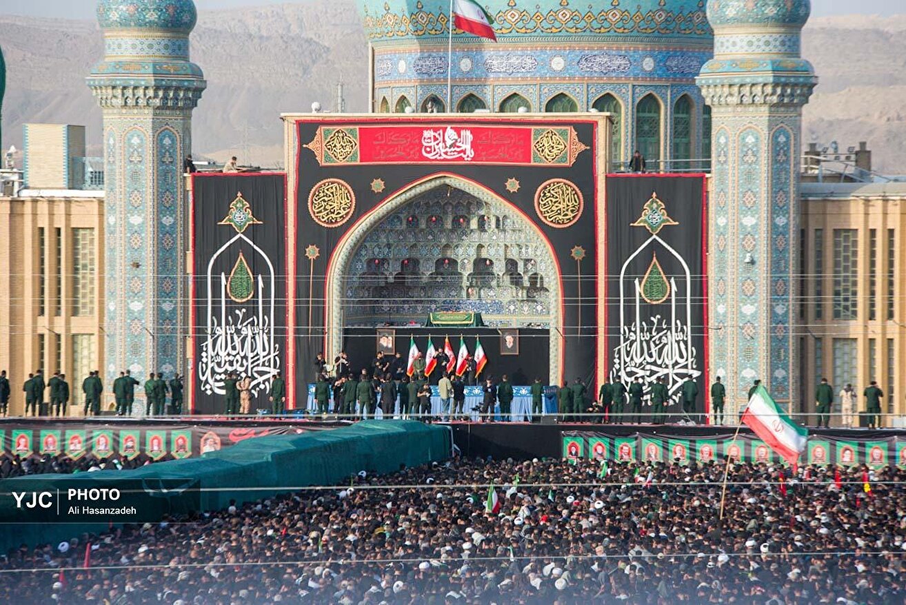 اقامه نماز بر پیکر رهبر شهید انقلاب در مسجد جمکران