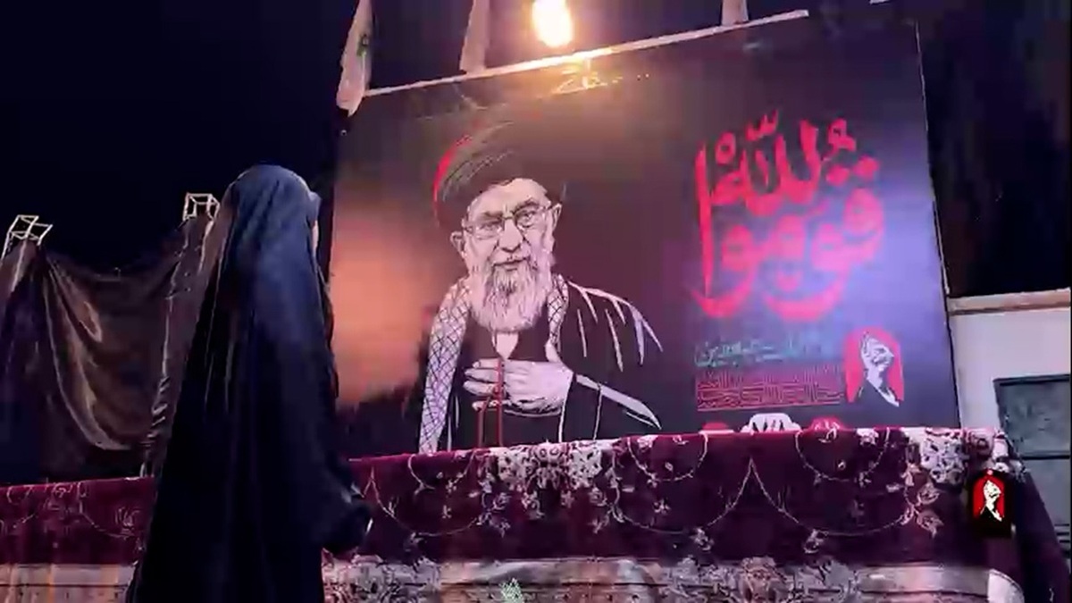 نمایی دیگر از تشییع باشکوه پیکر مطهر رهبر شهید در نجف اشرف + فیلم