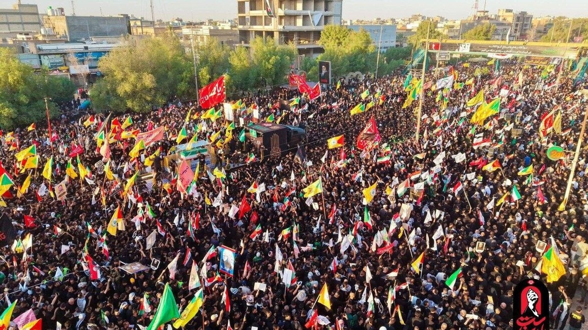 نمایی دیگر از تشییع باشکوه پیکر مطهر رهبر شهید در نجف اشرف + فیلم