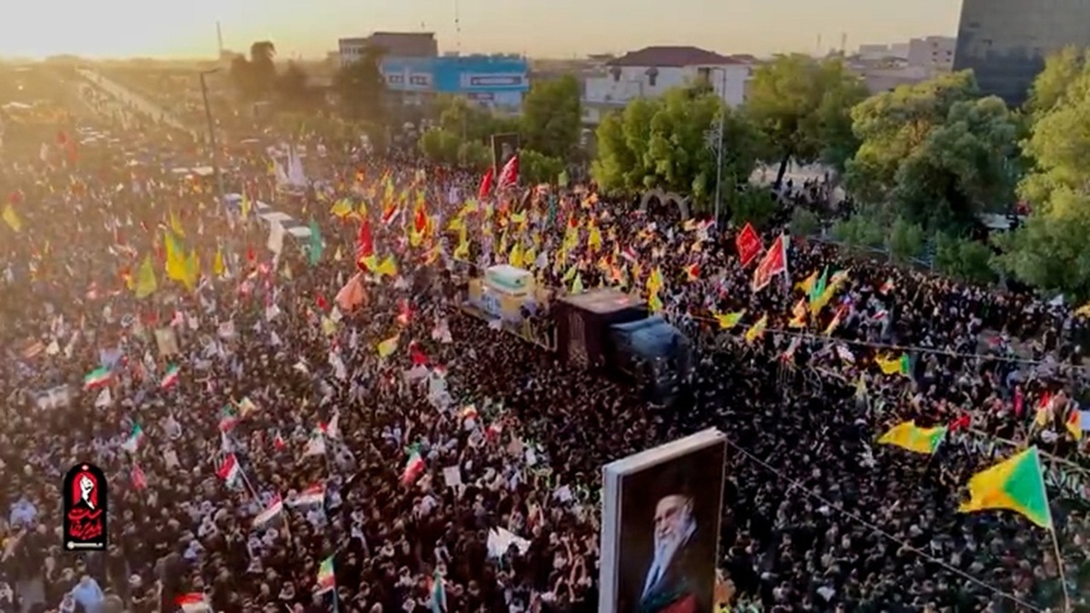 تصویر آیت‌الله سیدمجتبی خامنه‌ای، رهبر انقلاب در مسیر تشییع پیکر امام شهید در نجف + فیلم