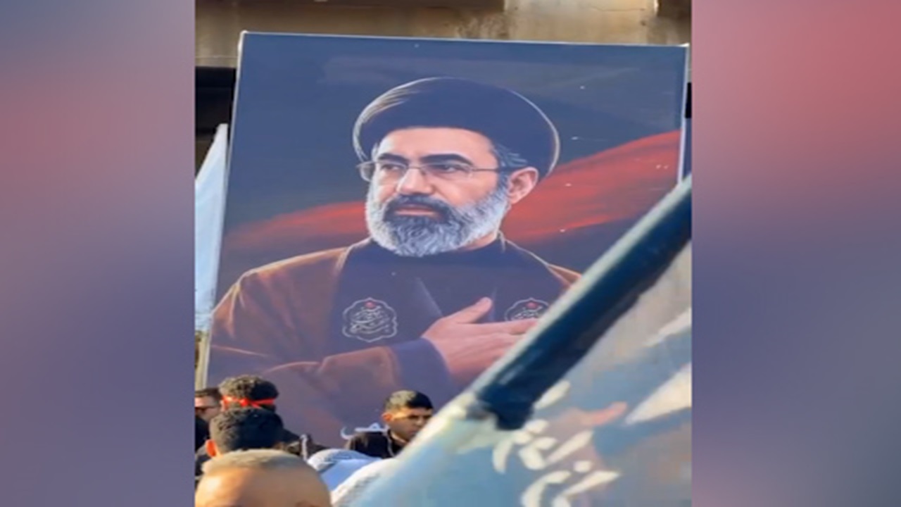 تصویر آیت‌الله سیدمجتبی خامنه‌ای، رهبر انقلاب در مسیر تشییع پیکر امام شهید در نجف + فیلم