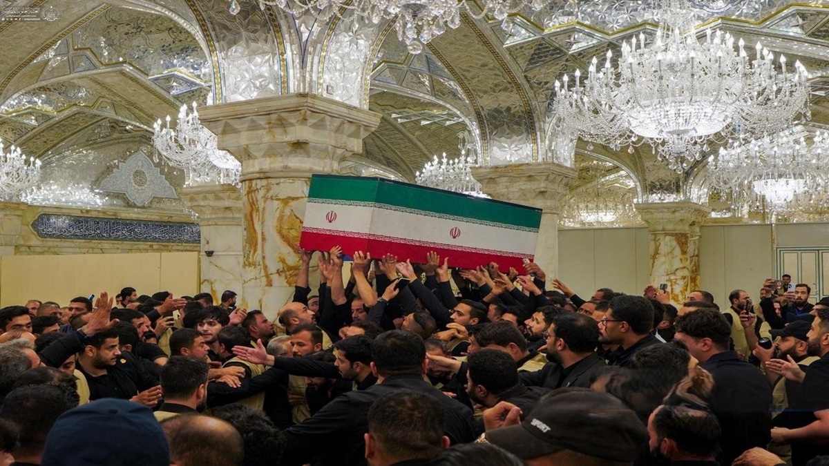طواف پیکر رهبر شهید انقلاب بر گرد ضریح حضرت عباس(ع) + فیلم