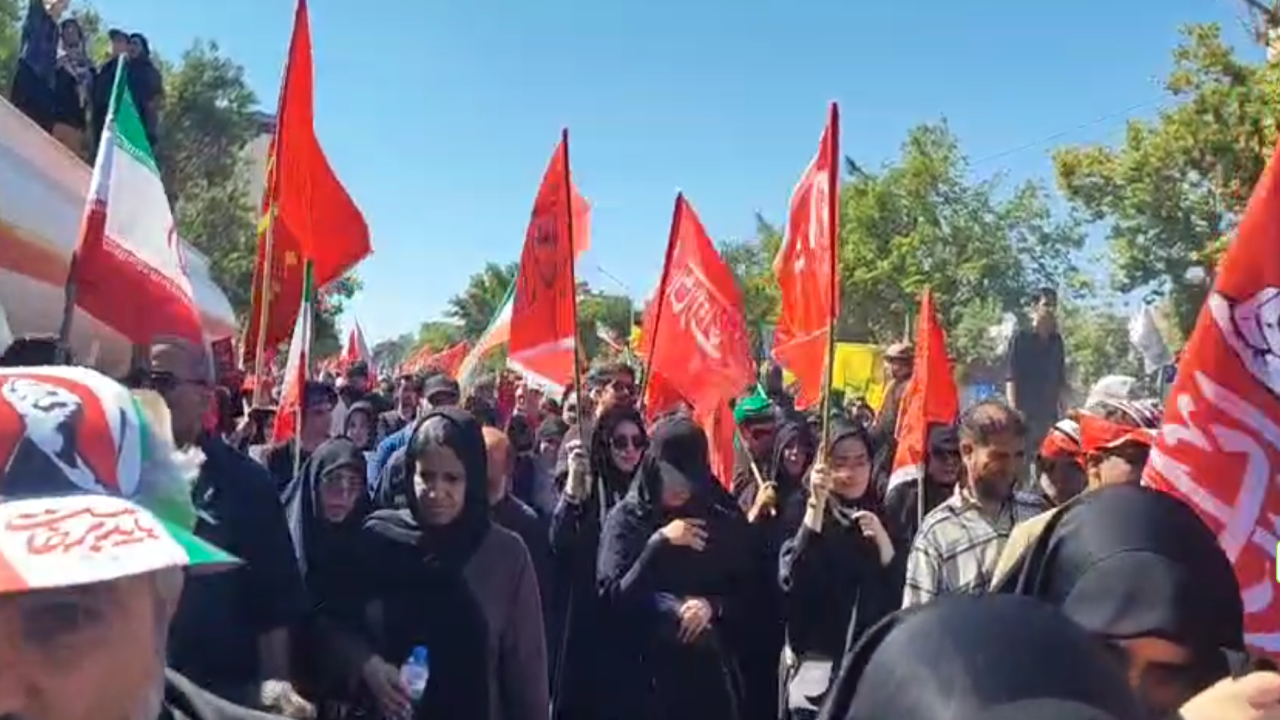 حضور عاشقانه سوگواران رهبر شهید انقلاب در خیابان‌های منتهی به حرم امام رضا (ع)