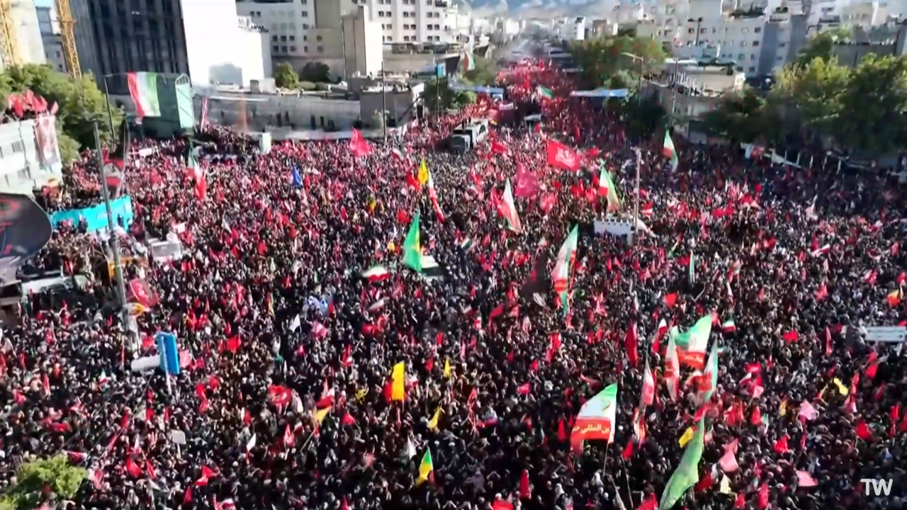 اهتزاز پرچم سرخ خونخواهی عزاداران در مراسم تشییع پیکر رهبر شهید انقلاب در مشهد + فیلم