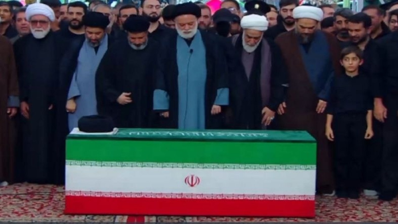 اقامه‌ نماز بر پیکر رهبر شهید انقلاب در حرم مطهر رضوی + فیلم