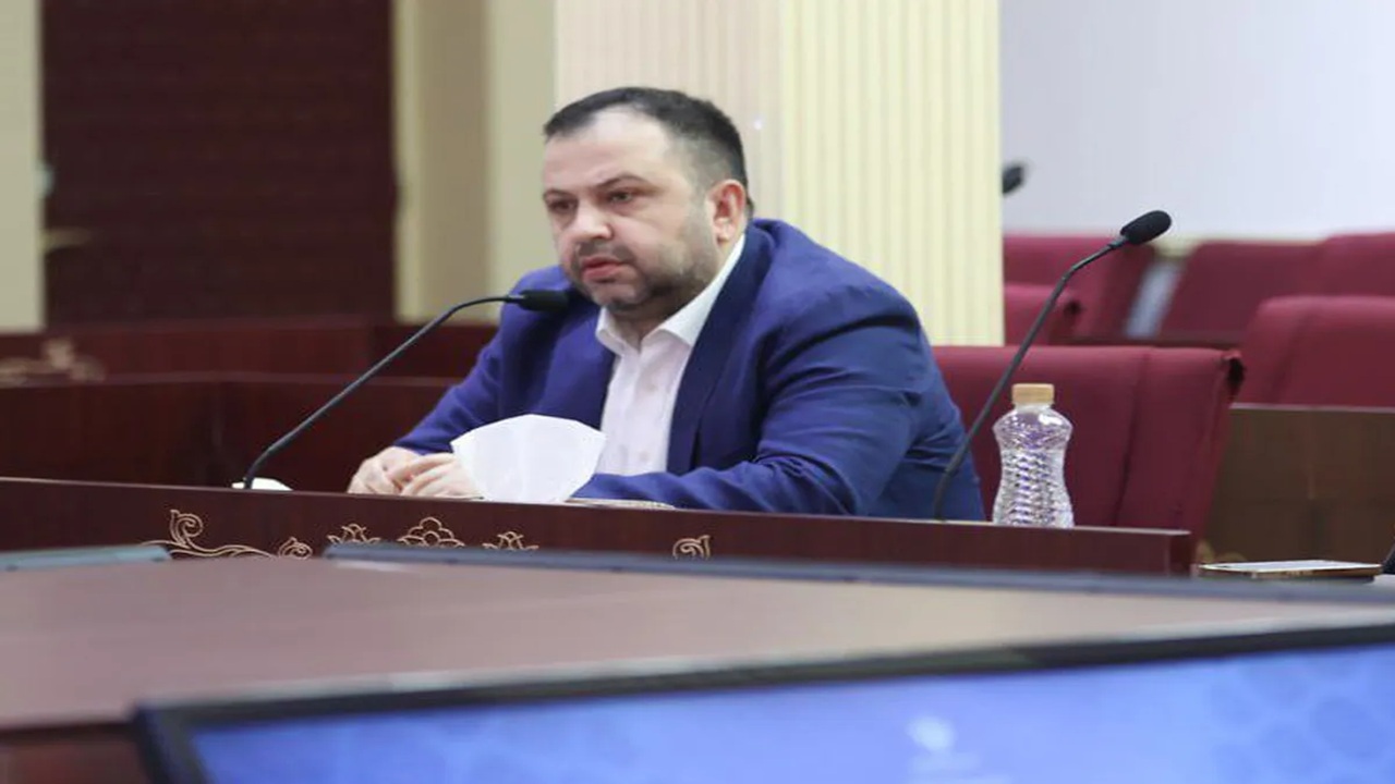چادر ملو مقابل پرسپولیس بازی می‌کند