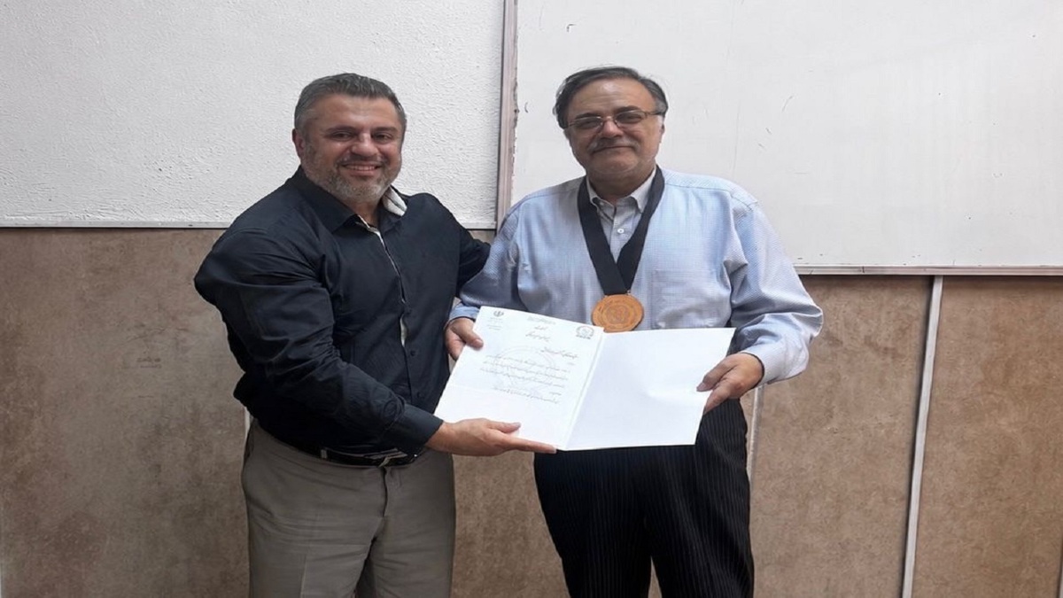 باشگاه خبرنگاران -تجلیل فدراسیون بدنسازی و پرورش اندام از یک چهره ماندگار علمی/ نوابخش نشان ملی گرفت
