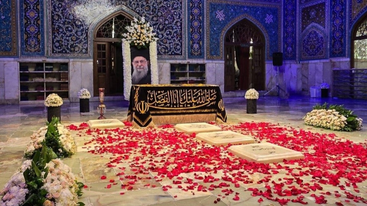 پنجره‌‌ای از جمعیت حاضر در تشییع با شکوه «آقای شهید ایران» و شهدای خانواده ایشان در مشهد مقدس + فیلم