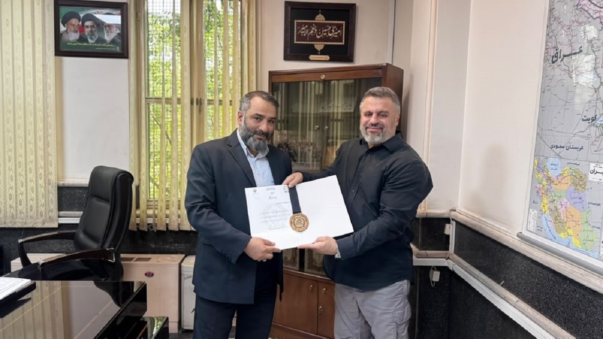 باشگاه خبرنگاران -اهدای نشان ملی فدراسیون بدنسازی به جانشین رئیس سازمان وظیفه عمومی فراجا