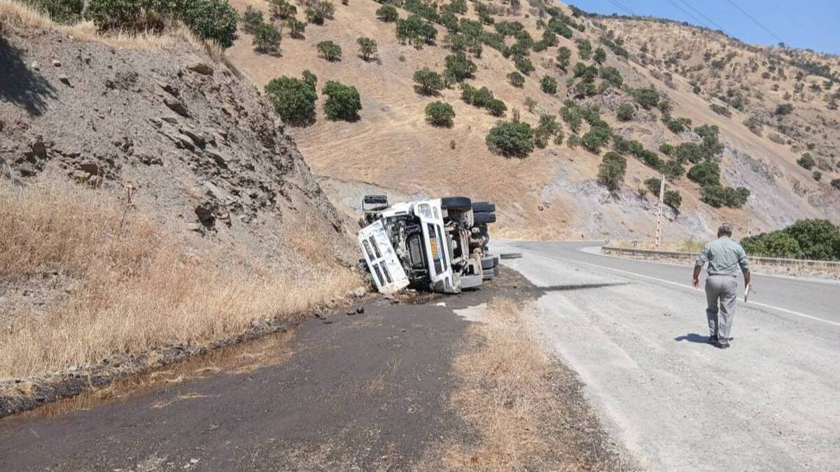 باشگاه خبرنگاران -واژگونی تانکر حامل نفتا در محور سنندج-سروآباد؛ خطر آلودگی رودخانه مهار شد