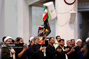 مراسم بزرگداشت رهبر شهید در حرم مطهر حضرت شاهچراغ (ع)