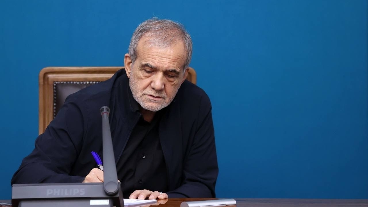 پیام تبریک پزشکیان در پی کسب عنوان قهرمانی جهان و سهمیه المپیک توسط تیم ملی والیبال نشسته