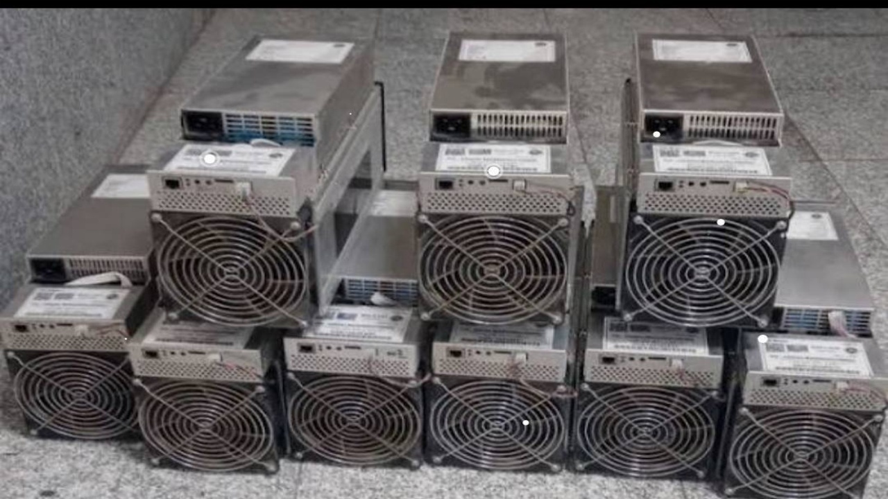 ضبط ۱۲ دستگاه ماینر قاچاق در میاندوآب