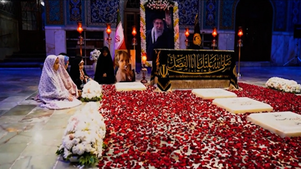 باشگاه خبرنگاران -حضور دختران خردسال بر مزار شهید زهرا محمدی گلپایگانی + فیلم