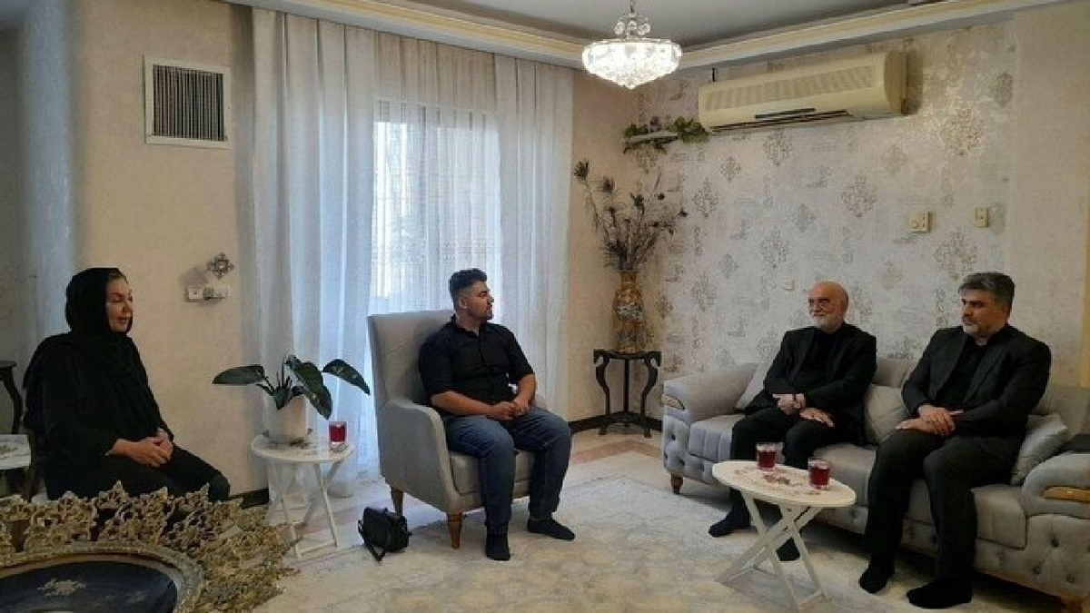 باشگاه خبرنگاران -دیدار دبیر ستاد حقوق‌بشر با خانواده دو شهید والامقام جنگ ۱۲ روزه